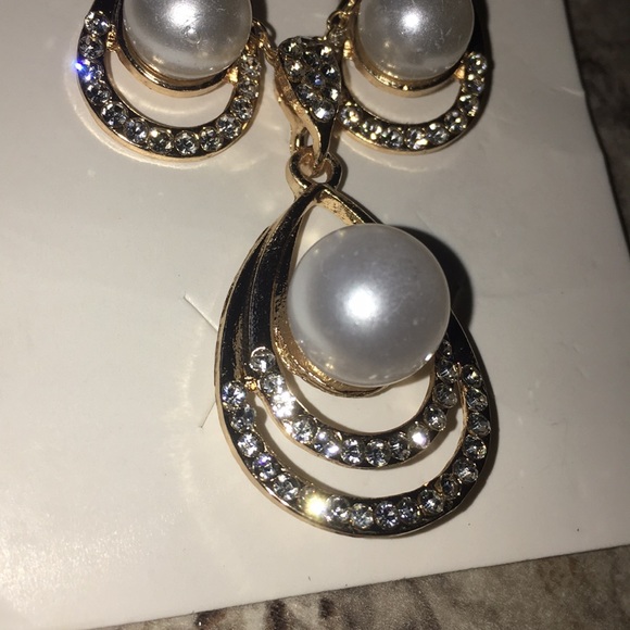 Beautiful pearl necklace set - Picture 3 of 3